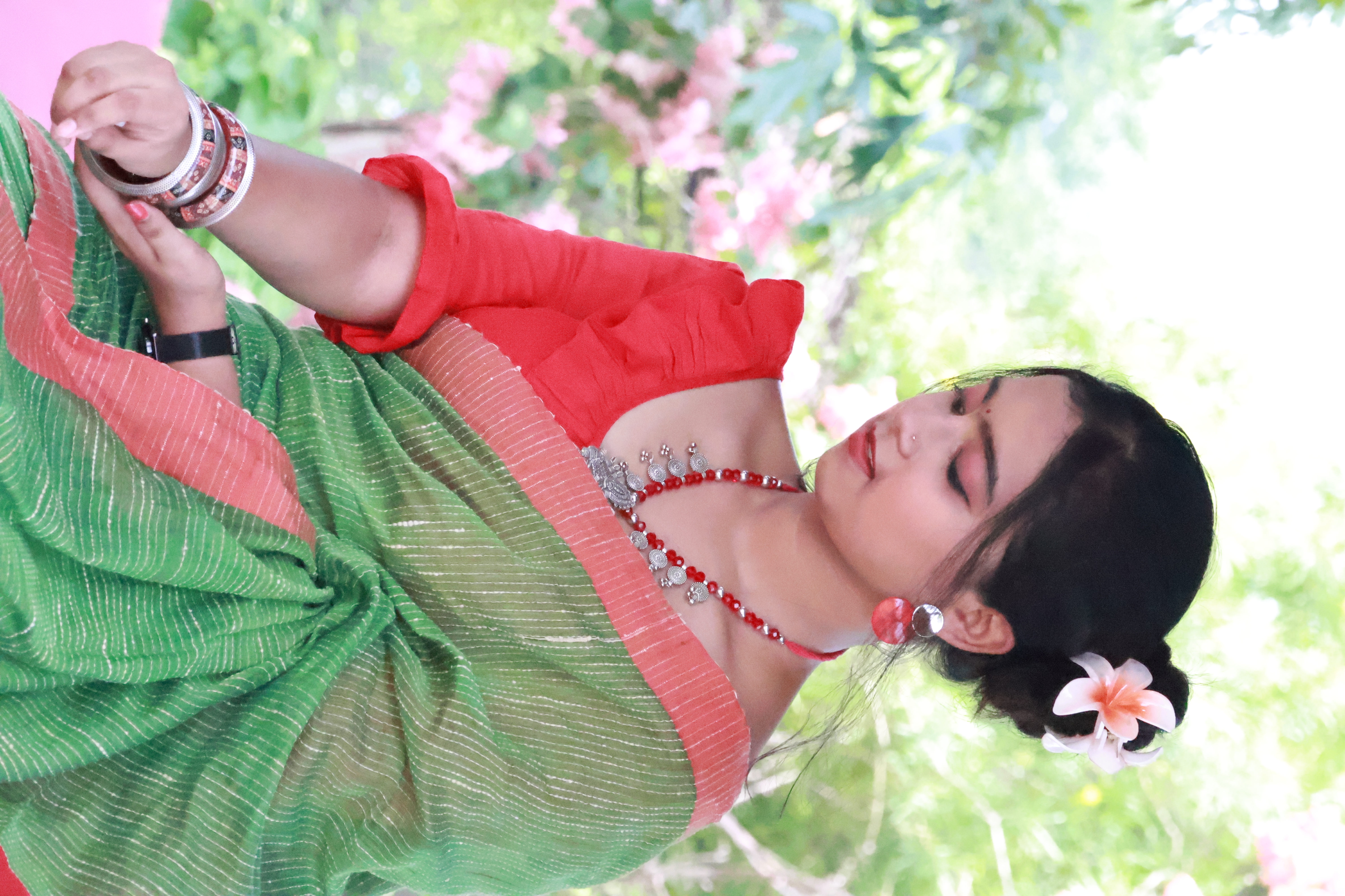 Elegance Unveiled: Vasundhara Ghicha Handloom Saree for the Modern Indian Woman