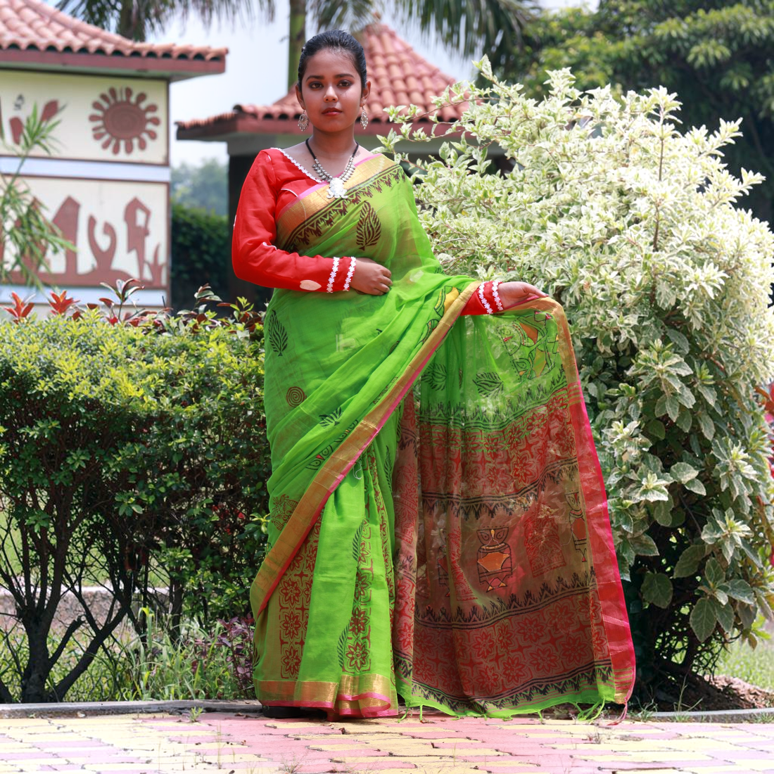 Elevate Your Style with the Timeless Haripriya Aplique Handloom Cotton Saree