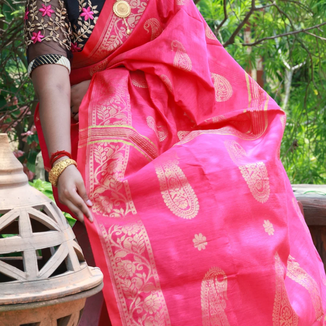 Nishika Goldweave Handloom Silk Saree Thumbnail 3