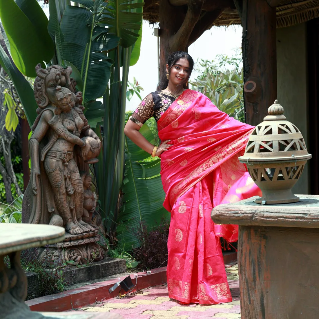 Nishika Goldweave Handloom Silk Saree Thumbnail 4