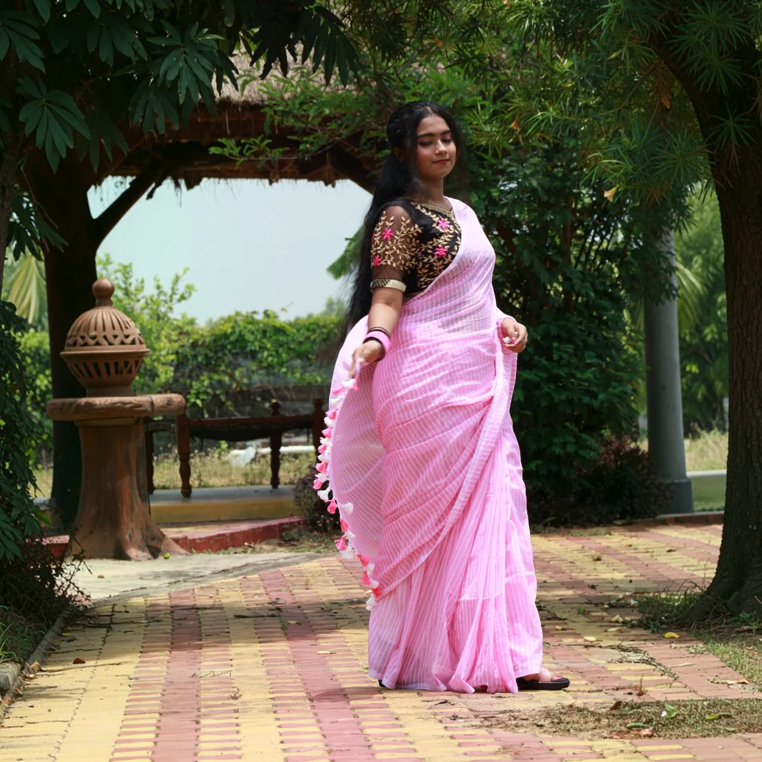 Rittika Grace Pure Mulmul Cotton Saree Thumbnail 4
