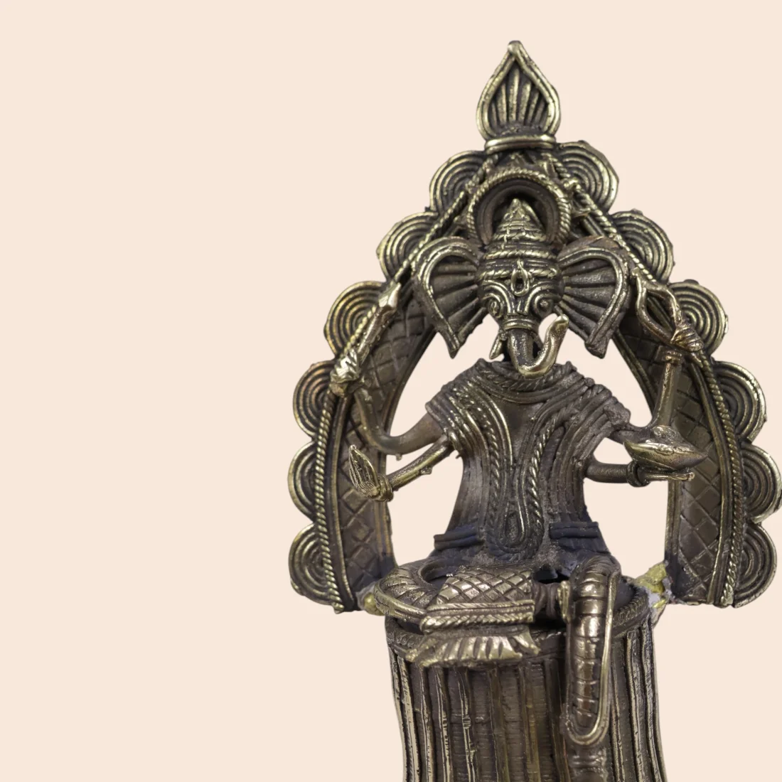 Handcrafted Dokra Tribal Woman Under Decorative Arch – Traditional Brass Sculpture Thumbnail 7