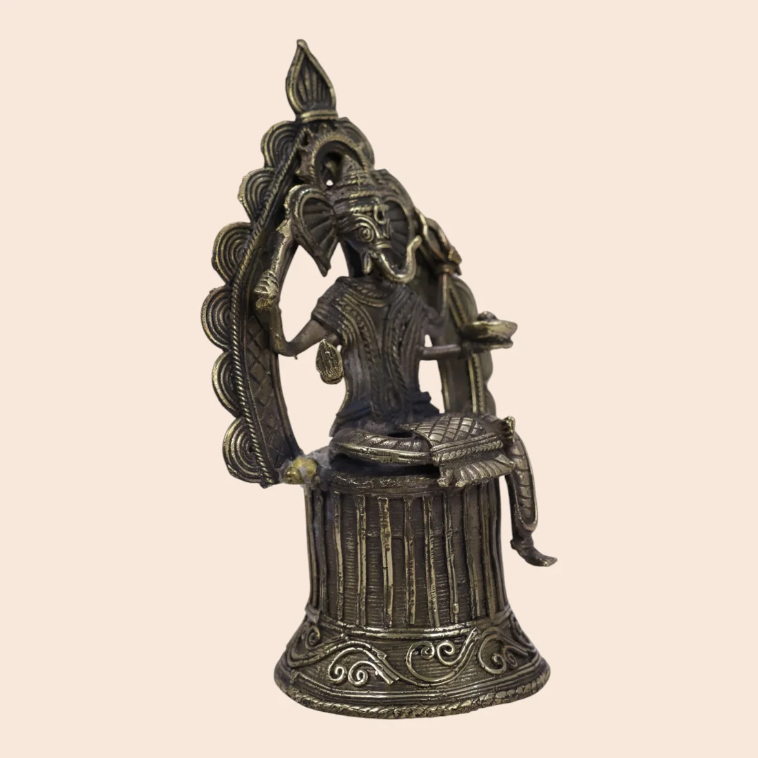 Handcrafted Dokra Tribal Woman Under Decorative Arch – Traditional Brass Sculpture Thumbnail 4